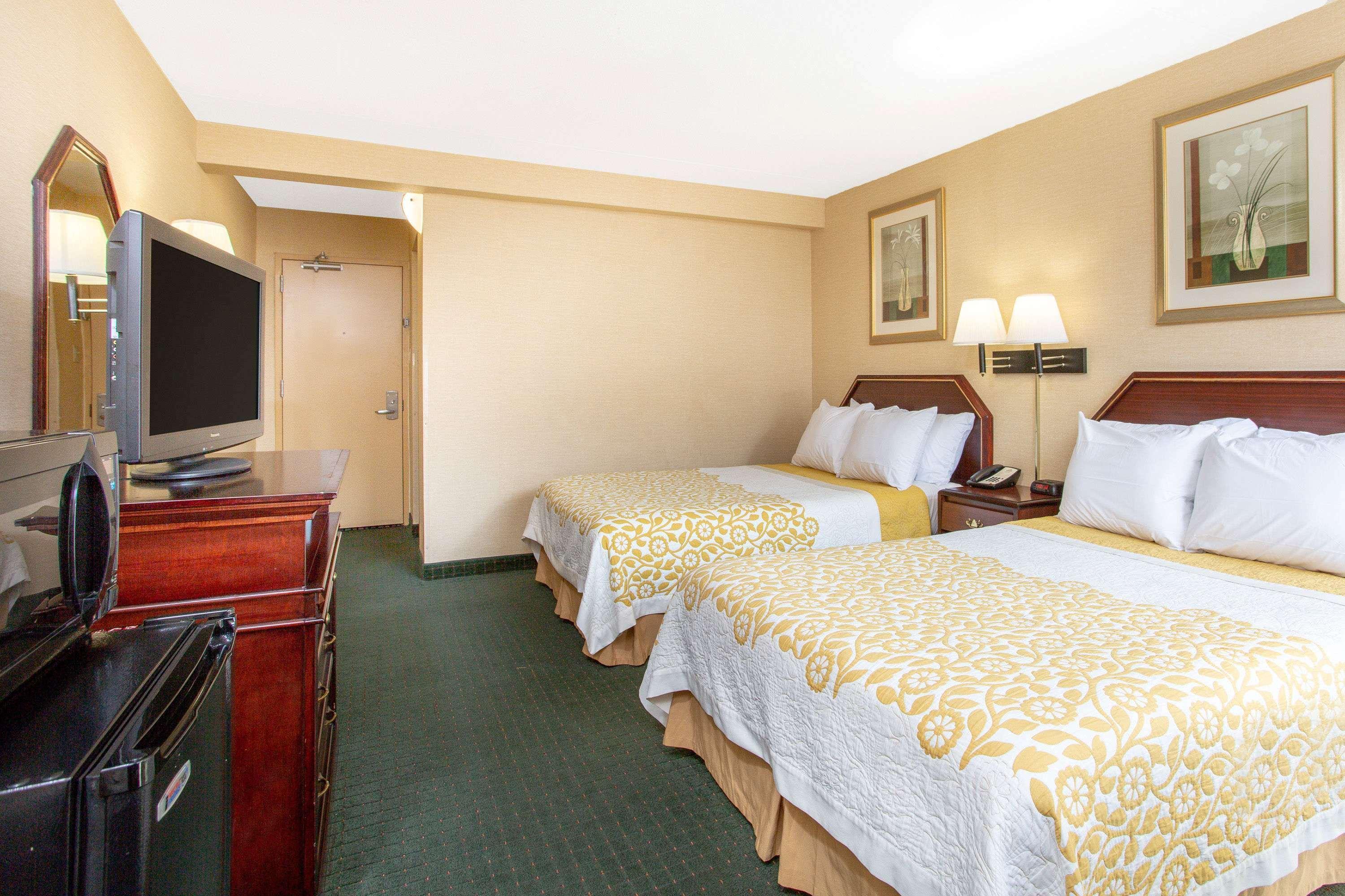 Days Inn By Wyndham College Park Exterior photo