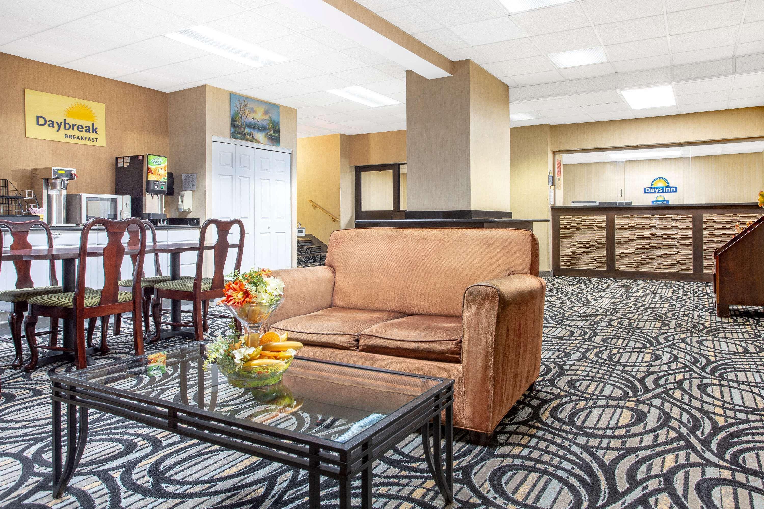 Days Inn By Wyndham College Park Exterior photo