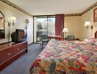 Days Inn By Wyndham College Park Room photo